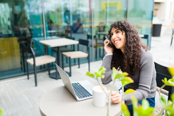 Podekscytowana Kobieta Śmieje Się Bawi Kawiarni Rozmawiając Przez Telefon Przyjacielem — Zdjęcie stockowe