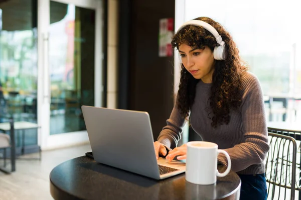 Konzentrierte Junge Frau Mit Kopfhörern Die Café Auf Dem Laptop — Stockfoto