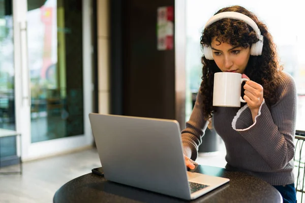 Mulher Bonita Bebendo Café Café Enquanto Trabalhava Seu Laptop Ouvindo — Fotografia de Stock