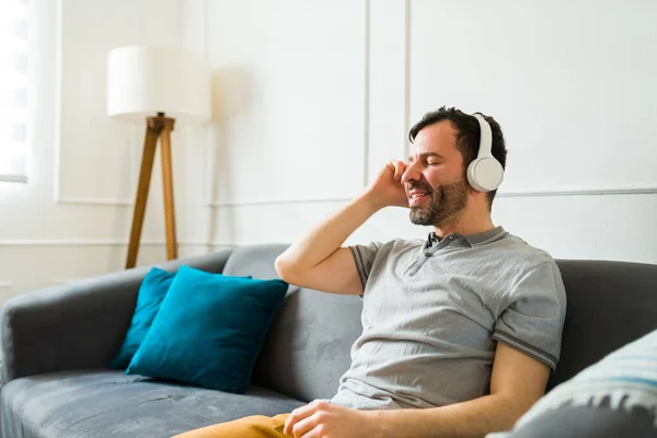Uvolněný Běloch Který Poslouchá Relaxační Hudbu Bezdrátovými Sluchátky Odpočívá Obývacím — Stock fotografie