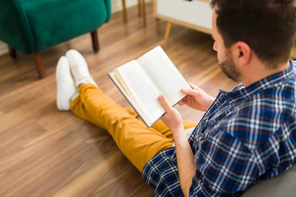 一个30多岁的白人男子在业余时间看书和在家里放松的时候 从后面看问题 — 图库照片