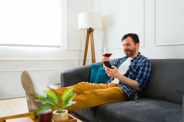 Relaxed Caucasian Man Relaxing Sitting Couch Drinking Wine Texting His — Stock Photo, Image