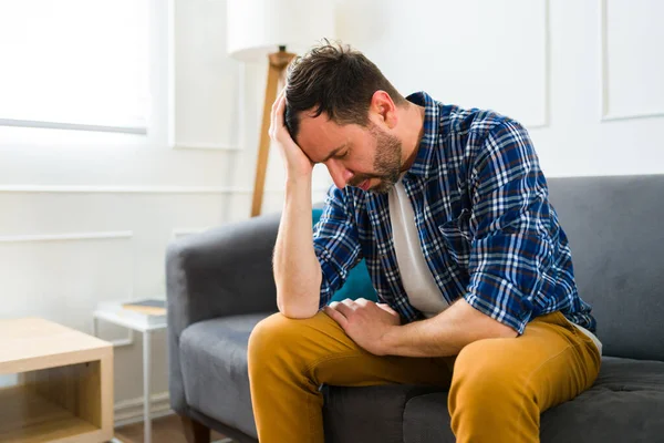 Aggódó Stresszes Harmincas Idegesnek Depressziósnak Tűnő Férfi Otthon Miközben Problémáin — Stock Fotó