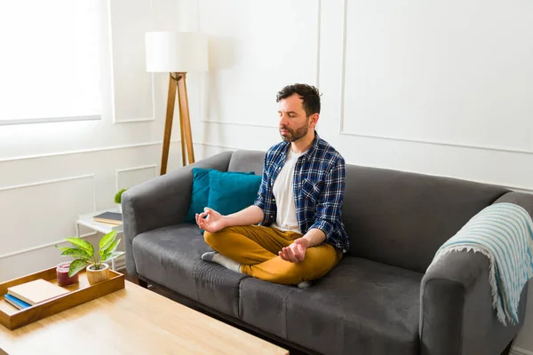 中年白人男子在家中练习瑜伽呼吸练习以缓解压力的同时 做冥想和看起来很放松 — 图库照片