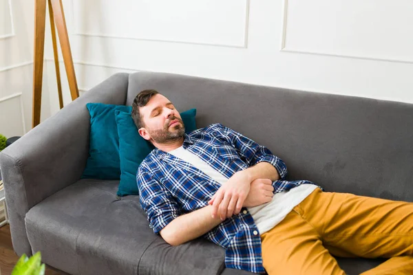 Atraktivní Běloch Usínající Odpočívající Gauči Svého Domova Obývacím Pokoji — Stock fotografie