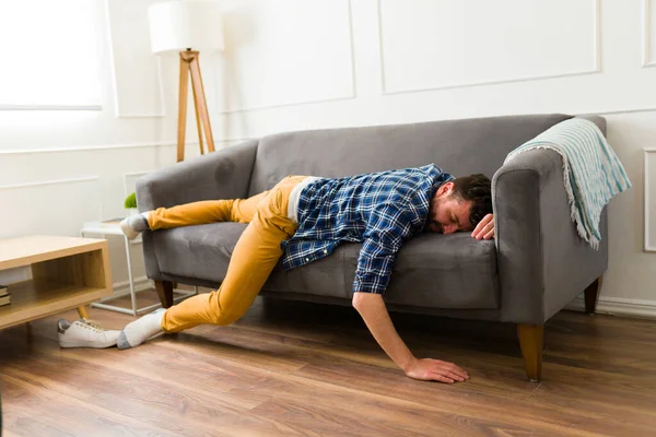 Hombre Adulto Medio Cansado Sintiéndose Agotado Descansando Boca Abajo Sofá —  Fotos de Stock