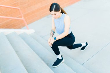 İspanyol asıllı güzel bir kadın. Aktif bir yaşam tarzı var. Dışarı çıkmadan önce merdivenlerde bacaklarını açıyor. 