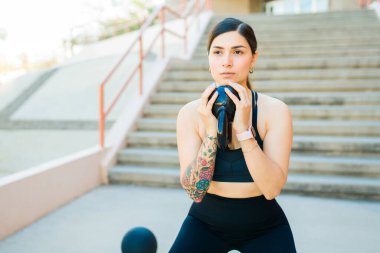 Muhteşem sportif kadın antrenmanı ya da egzersiz yapıyor. Kettlebell ağırlıklarını kaldırıyor ve spor yapıyor.