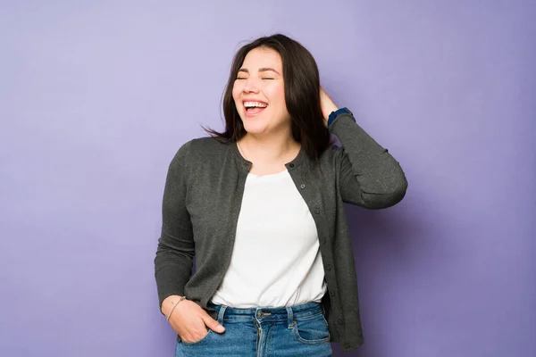 スタジオの紫色の背景の前で冗談を言いながら笑い楽しみながら興奮した白人女性 — ストック写真