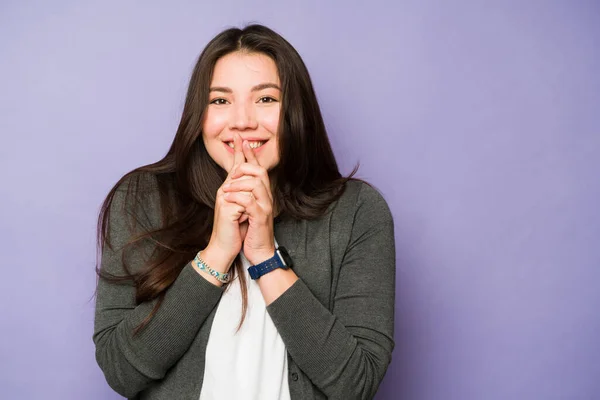 Mujer Joven Traviesa Sonriendo Manteniendo Secreto Poniendo Los Dedos Boca —  Fotos de Stock