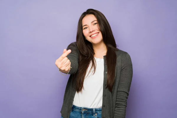 Happy Asian Woman Her 20S Making Korean Heart Gesture Spreading — Stock Photo, Image