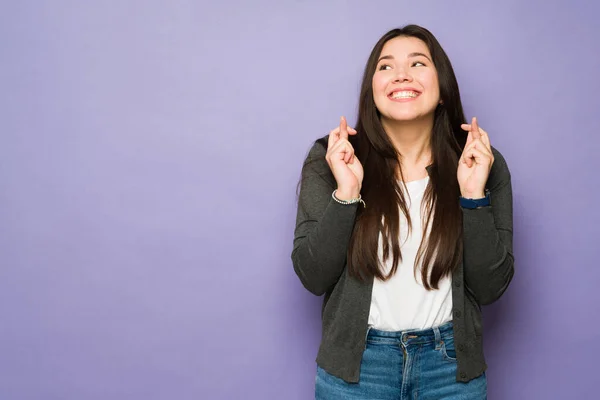 Opgewonden Aziatische Vrouw Lachen Kruisen Haar Vingers Het Gevoel Geluk — Stockfoto