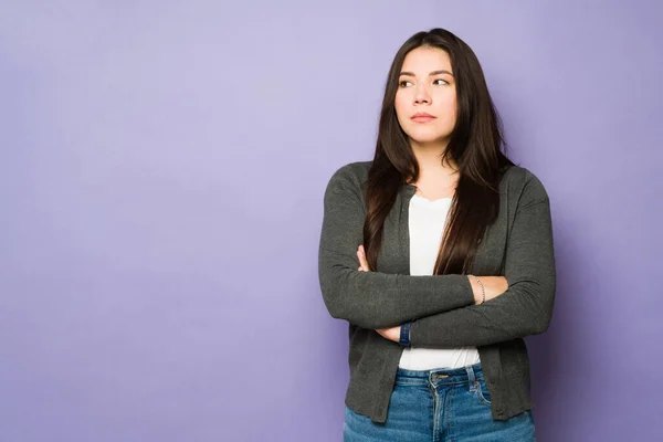 Upset Angry Woman Lot Problems Looking Annoyed Stressed Front Purple — Stock Photo, Image