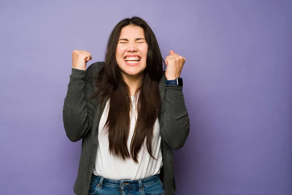 Mujer Joven Súper Emocionada Celebrando Sentirse Exitosa Feliz Después Recibir —  Fotos de Stock