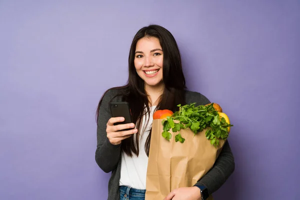 Güzel Asyalı Kadın Internetten Alışveriş Yaparken Telefonla Mesaj Atıyor Gülümsüyor — Stok fotoğraf