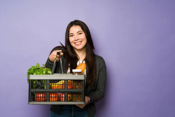 Hermosa Mujer Asiática Sus Años Sonriendo Mientras Compras Compra Frutas —  Fotos de Stock