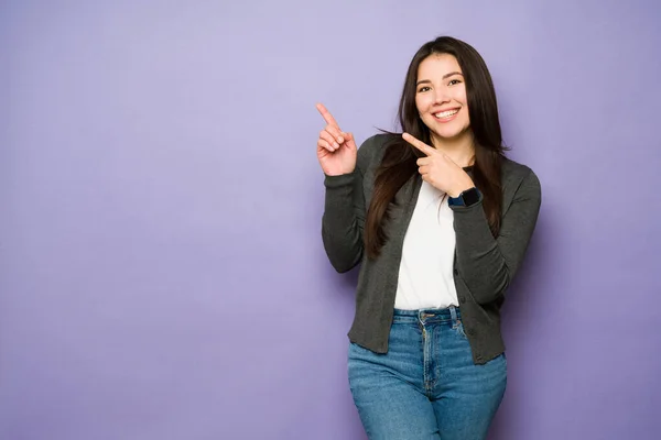 Attractive Caucasian Woman Looking Happy Wearing Casual Clothes Pointing Copy — Stock Photo, Image