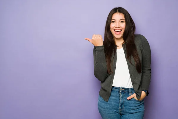 Gorgeous Excited Woman Isolated Purple Background Wearing Casual Clothes Looking — Stock Photo, Image