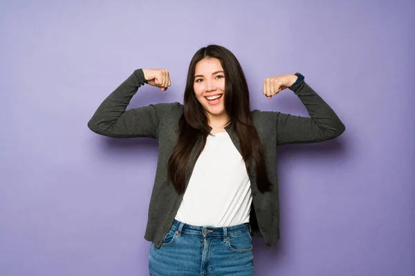 Sterke Blanke Vrouw Lachen Terwijl Het Doen Van Biceps Krullen — Stockfoto
