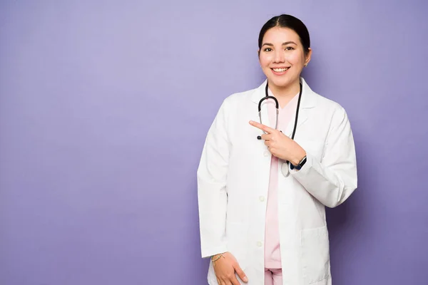 Ritratto Una Dottoressa Sorridente Con Cappotto Bianco Uno Stetoscopio Che — Foto Stock