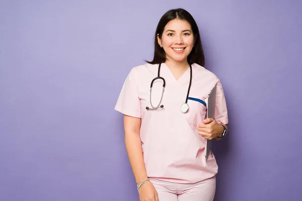 Atrakcyjna Wesoła Pielęgniarka Lub Lekarz Różowym Fartuchu Pomocą Stetoskopu Uśmiechnięty — Zdjęcie stockowe