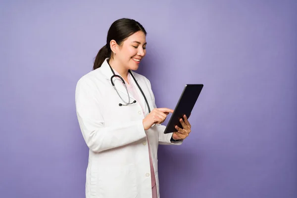 Profilo Una Donna Felice Medico Utilizzando Tablet Sorridente Mentre Lavora — Foto Stock