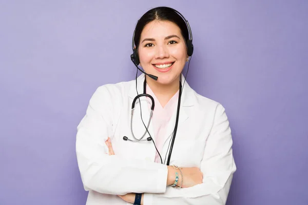 Hermosa Doctora Caucásica Usando Auricular Trabajando Como Doctora Virtual Frente —  Fotos de Stock