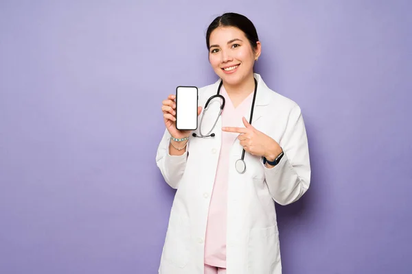 Atrakcyjny Azjatycki Lekarz Białym Płaszczu Pomocą Aplikacji Zdrowia Wskazując Jej — Zdjęcie stockowe