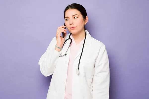 Biała Kobieta Lekarz Pomocą Białego Płaszcza Stetoskop Rozmawiając Przez Telefon — Zdjęcie stockowe
