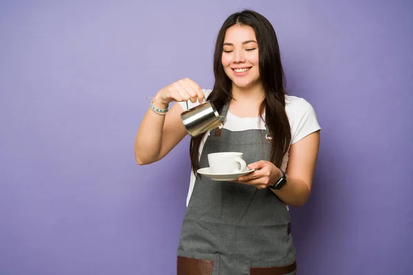 Щаслива Жіноча Біла Бариста Посміхається Подаючи Чашку Кави Перед Студійним — стокове фото