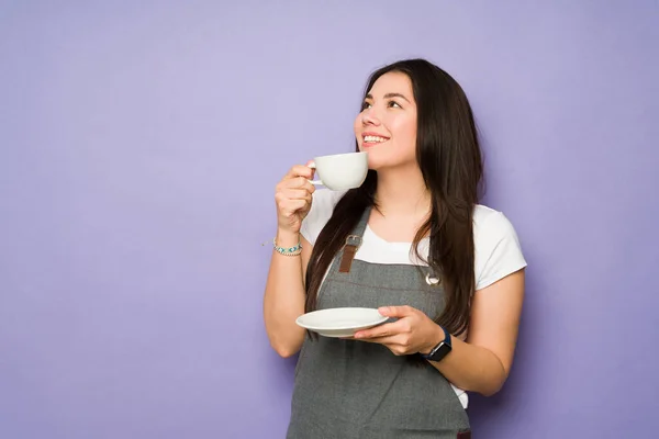 カフェで働きながら笑顔でコーヒーを飲みながらゆったりとした幸せな白人女性バリスタ — ストック写真