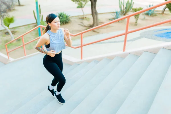 Piękna Aktywna Młoda Kobieta Biegnie Schodach Świeżym Powietrzu Ćwiczy Ćwiczeniami — Zdjęcie stockowe