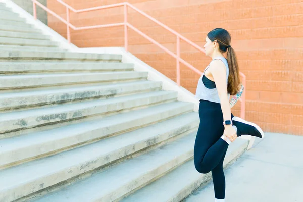 Fit Latin Jonge Vrouw Activewear Stretching Haar Benen Het Doen — Stockfoto