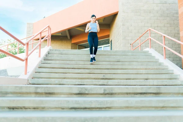 Atractiva Mujer Deportiva Corriendo Las Escaleras Haciendo Ejercicio Con Ejercicios —  Fotos de Stock
