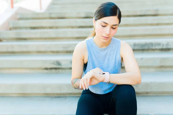 Hiszpanie Pasują Atrakcyjnej Kobiecie Korzystającej Aplikacji Fitness Smartwatch Treningu Bieganiu — Zdjęcie stockowe