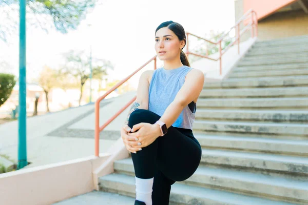 Odhodlaná Aktivní Latinskoamerická Žena Chystá Jít Ven Běhat Protáhnout Nohy — Stock fotografie