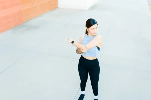 Высокий Угол Активной Здоровой Женщины Спортивной Одежде Растягивающей Руки Занимающейся — стоковое фото