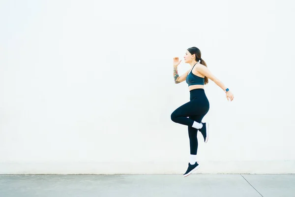 Zijaanzicht Van Een Fitness Actieve Vrouw Die Buiten Rent Traint — Stockfoto