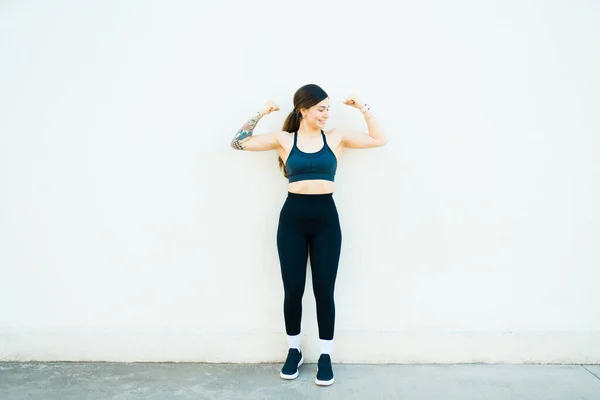 Silný Šťastný Fit Žena Aktivním Oblečení Úsměvem Dělat Biceps Kadeře — Stock fotografie