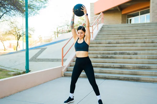 Fitness Szczęśliwa Młoda Kobieta Rzucając Piłkę Slam Świeżym Powietrzu Podczas — Zdjęcie stockowe