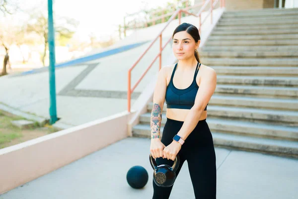 Silna Atrakcyjna Kobieta Stylem Życia Fitness Podnosząca Ciężar Dzwonka Podczas — Zdjęcie stockowe