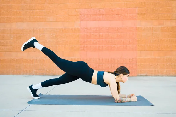 Sporty Athletic Woman Doing Fitness Workout Outdoors Plank Exercises Kicks — Stock Photo, Image