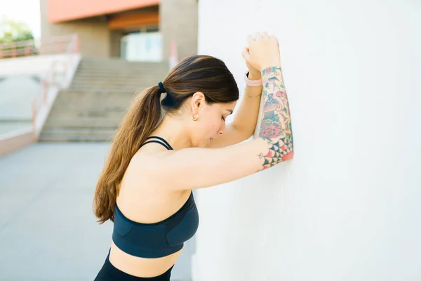 Unavený Fit Mladá Žena Rukou Tetování Odpočinek Provedení Kardio Cvičení — Stock fotografie