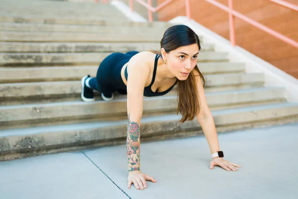 Сильная Атлетическая Молодая Женщина Используя Наружную Лестницу Делая Упражнения Доске — стоковое фото