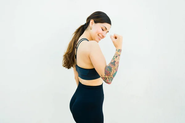 Вид Сзади Счастливую Молодую Женщину Спортивной Одежде Татуировкой Руке Чувствующую — стоковое фото