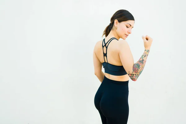 Sportowa Atletyczna Latynoska Kobieta Widziana Tyłu Pokazująca Mięśnie Bicepsa Tatuaż — Zdjęcie stockowe