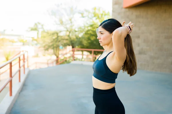 Latin Beautiful Fit Woman Fixing Her Ponytail Getting Ready Start — Stock Photo, Image