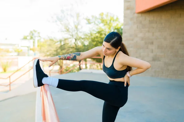 Nádherná Latinsky Mladá Žena Sportovním Oblečení Protahuje Nohy Cvičení Pro — Stock fotografie