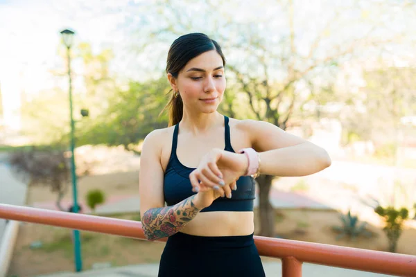 Atraktivní Sportovní Mladá Žena Usmívá Při Použití Její Smartwatch Fitness — Stock fotografie