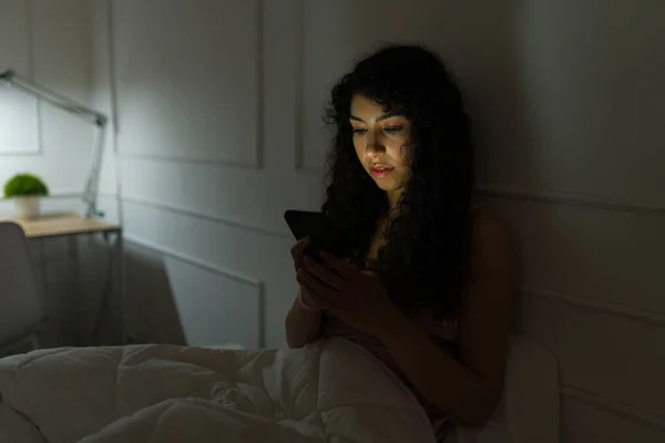 Mooie Latijnse Vrouw Sms Haar Smartphone Laat Avond Voor Het — Stockfoto